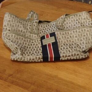 Tommy Hilfiger Large Satchel/ Overnight Bag. Great Design And Style!